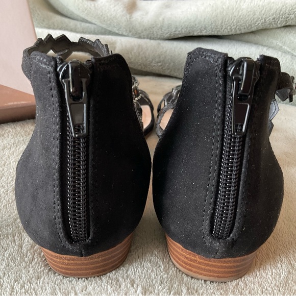 Cute low wedge sandals. - Picture 5 of 5